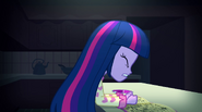 Twilight pounds on the kitchen counter EG2