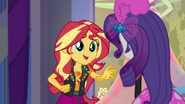 EG BT10 Sunset Shimmer chce pomóc Rarity