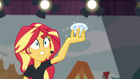 Sunset Shimmer holding a diamond CYOE9c