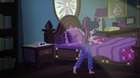 Twilight Sparkle making her bed SS6