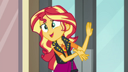 EG BT 26 Sunset zaprasza Fluttershy do kina