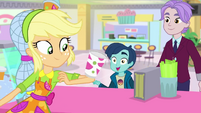 Applejack impresses kid with her cup-flipping SS9