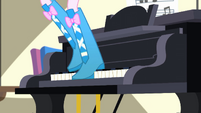Pinkie Pie steps on the piano keys SS10