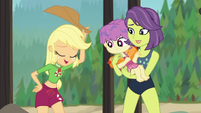 Applejack tipping her hat to the mother EGDS20