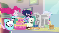 Pinkie gives old lady Twilight Sparkle EGDS39