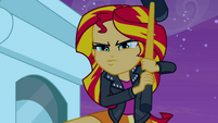 Sunset Shimmer grasping sledgehammer EG