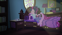 Twilight Sparkle getting out of bed SS6