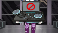 DJ Pon-3 holding a malfunctioning turntable SS16