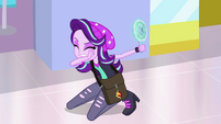 Starlight Glimmer points the mirror away from her EGS3