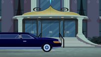 A Lincoln Town Car limo