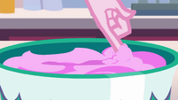 Pinkie Pie sampling the cookie mix EGDS30