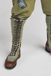 Miniature model of M40 first pattern tropical boot