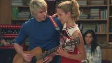 Quinn junto a Sam, cantando Lucky..