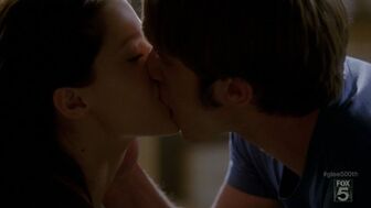 Glee-Unchained-Melod y-Full-Performance-Video-01-2013-03-08-622x349.jpg