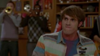 Glee-Dress-You-Up-The-Bitch-Is-Back-Full-Performance-Video-2-622x349.jpg
