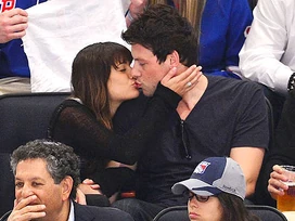 Lea Michele y  en un juego de los Rangers
