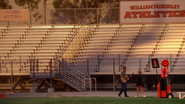 Jake caminando junto a Kitty en el campo de McKinley High (Britney 2.0)