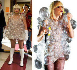 Tina: Vestido de burbujas de Hussein Chalayan.