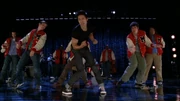 Mike y el equipo de futbol cantando y bailando Cool.