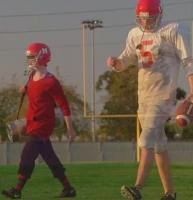 Kurt Hummel (Chris Colfer) para su audicion en el equipo de futbol , enb el que resulto ser un gran pateador