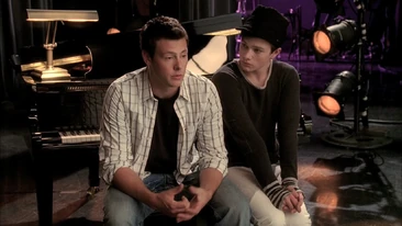 Kurt consolando a Finn