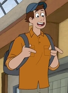 Es un chico con pelo castaño y usa una gorra azul. Lleva puesto una camisa naranja y pantalones jean grisáceos.