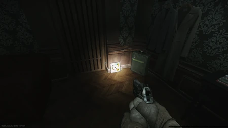 1. A l'étage à côté de la valise directement à gauche après être entré.