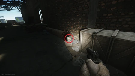 La peinture se trouve appuyée contre le bout du tuyau.