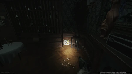 3. Appuyé contre le mur à côté de l'étagère au fond à droite.