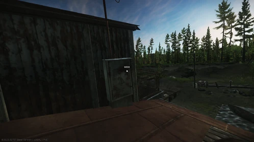 Le toit du bâtiment englouti sur la plage