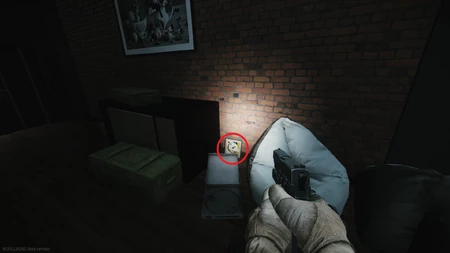 3. Dans la pièce du fond, à côté du buffet.