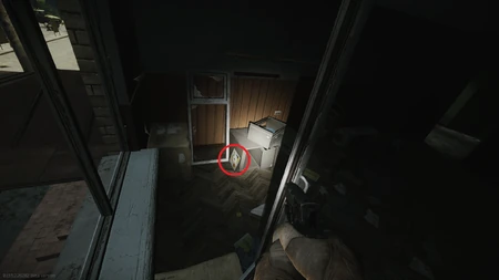 3. À côté du classeur renversé.