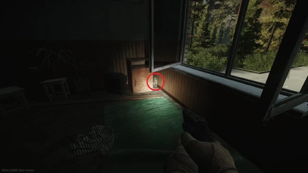 2. Entre le mur et la table de nuit.