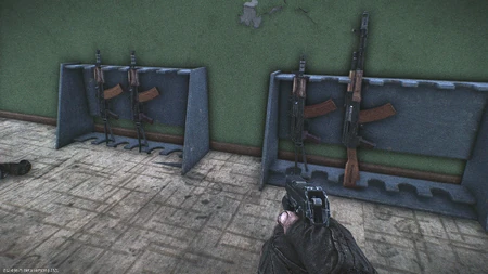 Různé AK na stojanech na zbraně