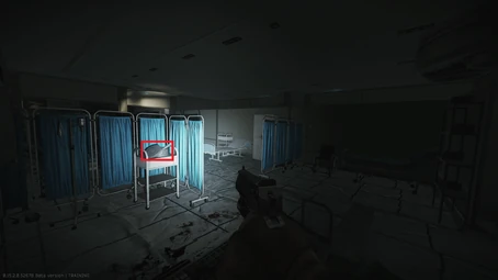 Контейнер лежит в металлической банке в задней части магазина Мантис