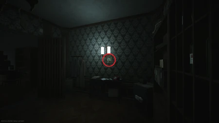 2. Sur le mur de gauche derrière la lampe.