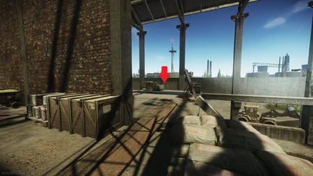 Passez devant la caisse et juste en face de vous, il y a un enrouleur de câble et une caisse, où se trouve le tableau.