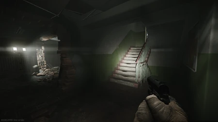 Bas des escaliers menant aux pieces des objectifs à l'étage