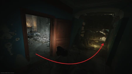 Couloir du 1er étage avec les débris