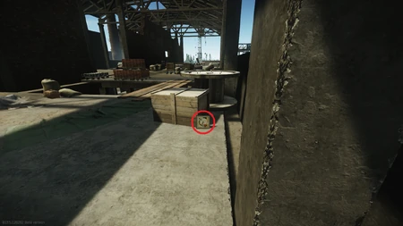 La peinture est appuyée contre la caisse.