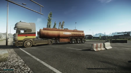 Un camion-citerne est situé à coté de l'entrée sud de la station de traitement des eaux.