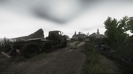 Blick auf die Straße, links der Militärlastwagen
