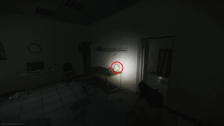 La peinture se trouve sur le bureau juste après l’entrée.