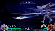 Cecil realizando el nuevo ataque PV «Impulsor de luz» en Dissidia 012 contra Gabranth