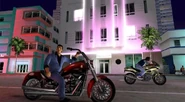 Tommy Vercetti manejando una Freeway.