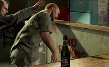 Trevor golpeando a un borracho.