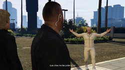 Brucie ofendido tras no ser atendido