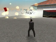 Tommy disparando a los barriles.