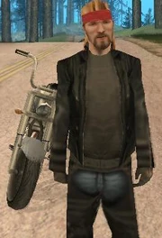 Un motero delante de su Freeway