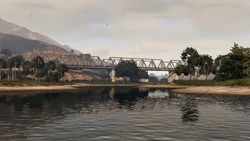 Vista del puente de hierro que sirve de acceso para Fort Zancudo, desde donde pueden obtenerse inigualables vistas del lugar.